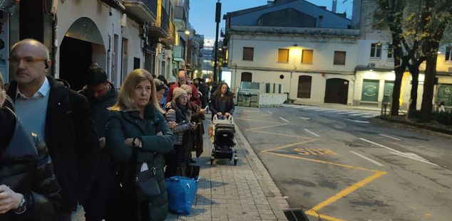 Cues eternes esperant autobusos a la Plaça de les Tereses