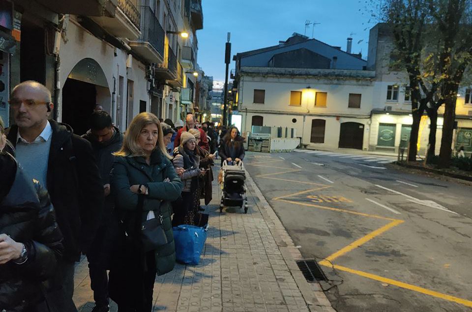 Cues eternes esperant autobusos a la Plaça de les Tereses Cues eternes esperant autobusos a la Plaça de les Tereses
