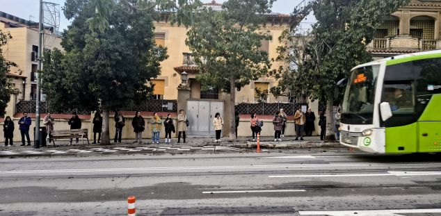 Un autobús ple no recull passatgers a Mataró Un autobús ple no recull passatgers a Mataró