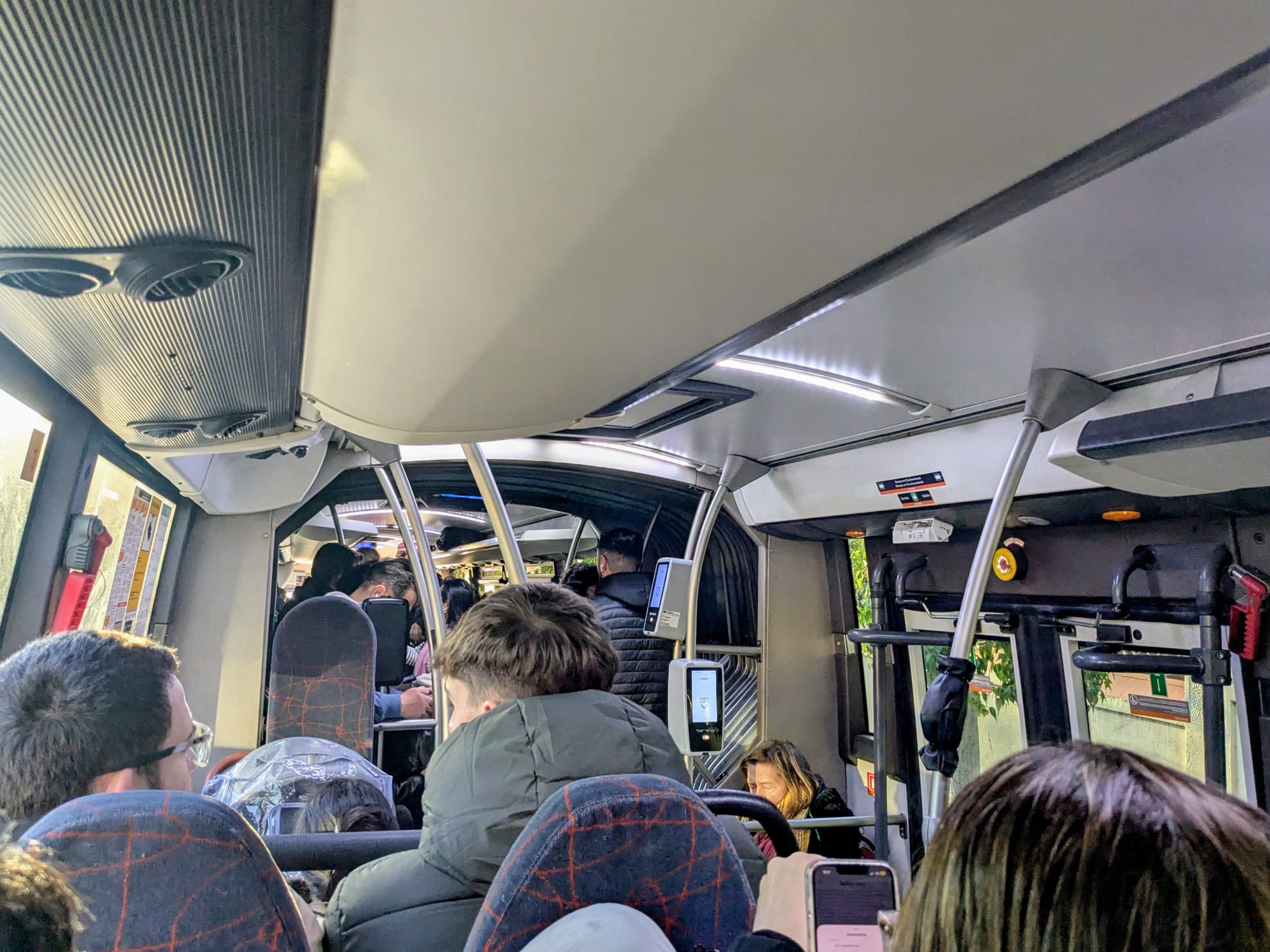 Un autobús a Barcelona ple a vessar
