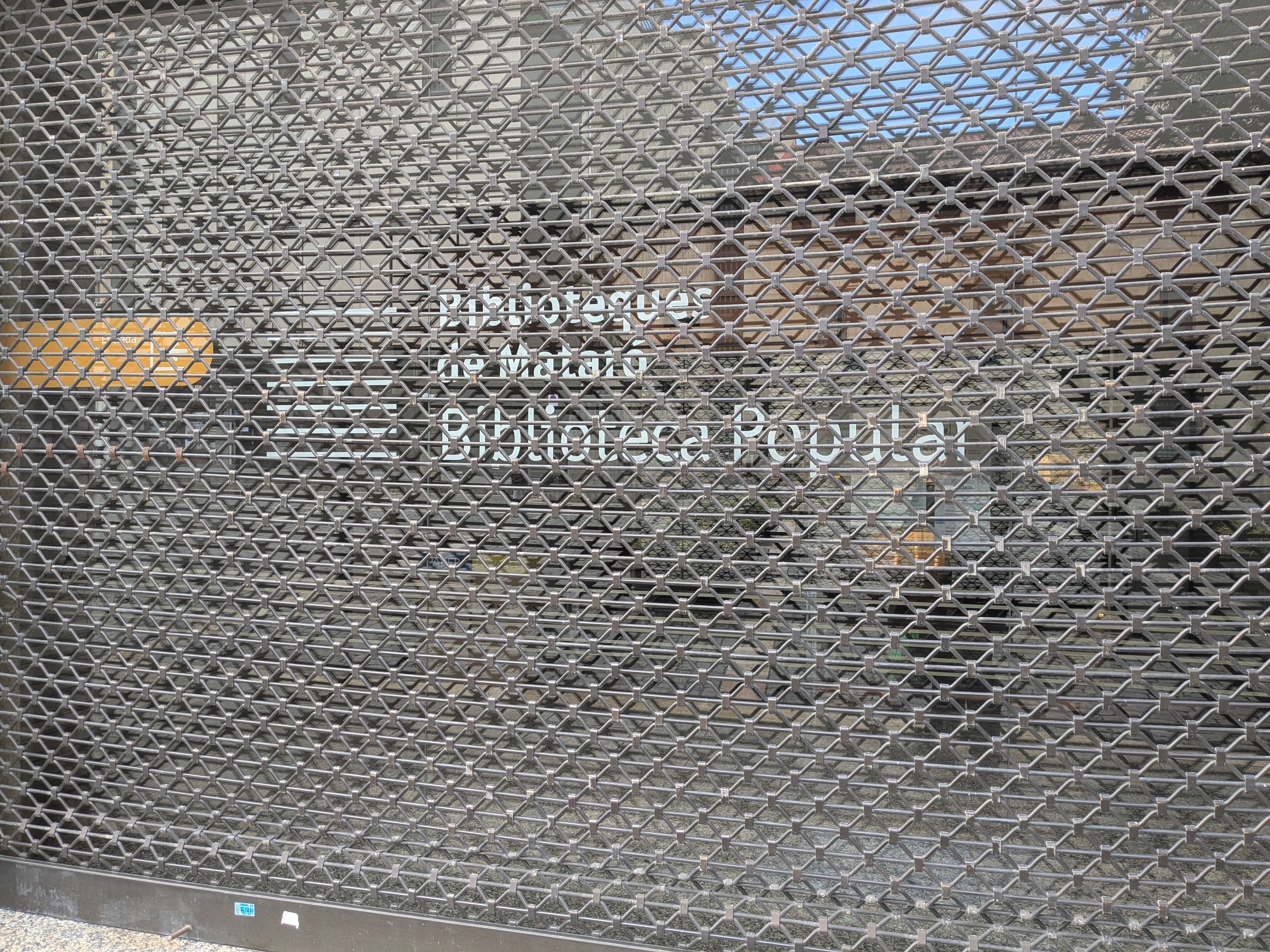 La reja de la Biblioteca Popular, cerrada a cal y canto