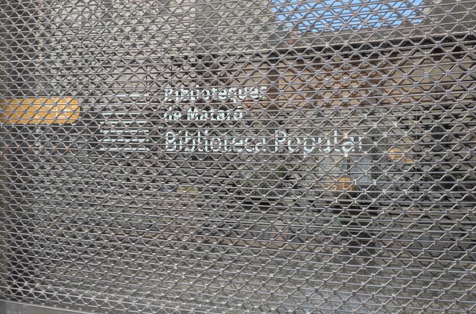 La reixa de la Biblioteca Popular, tancada i barrada