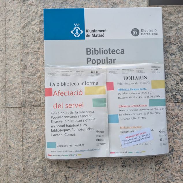 La placa de la biblioteca, amb els avisos del tancament La placa de la biblioteca, amb els avisos del tancament