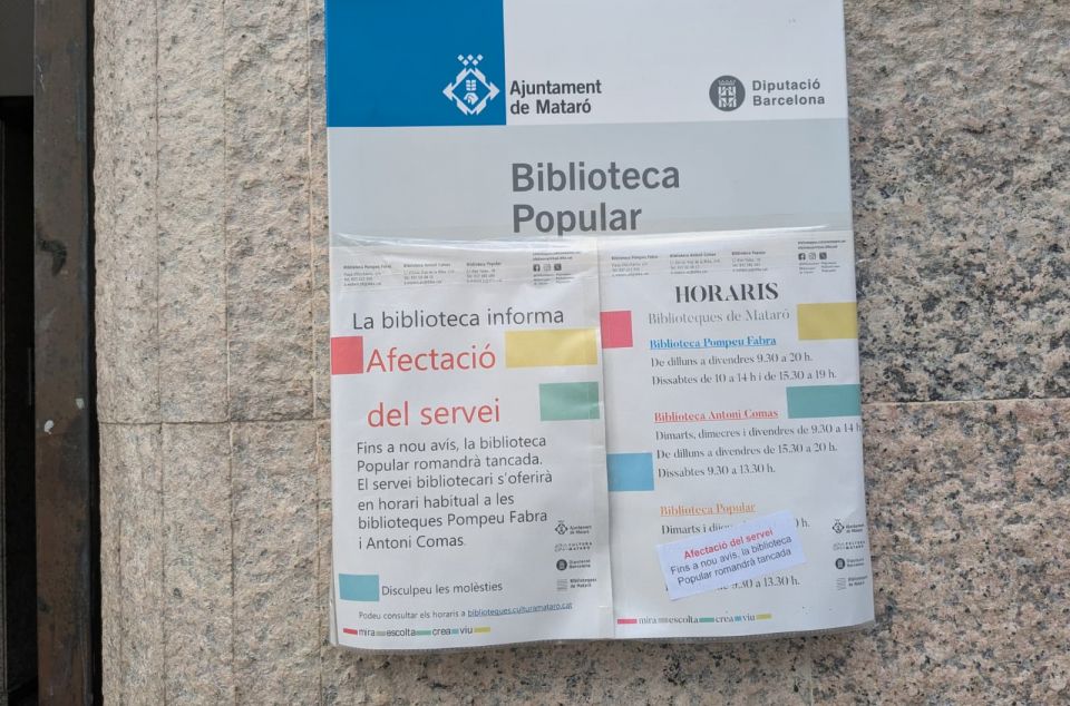 La placa de la biblioteca, amb els avisos del tancament