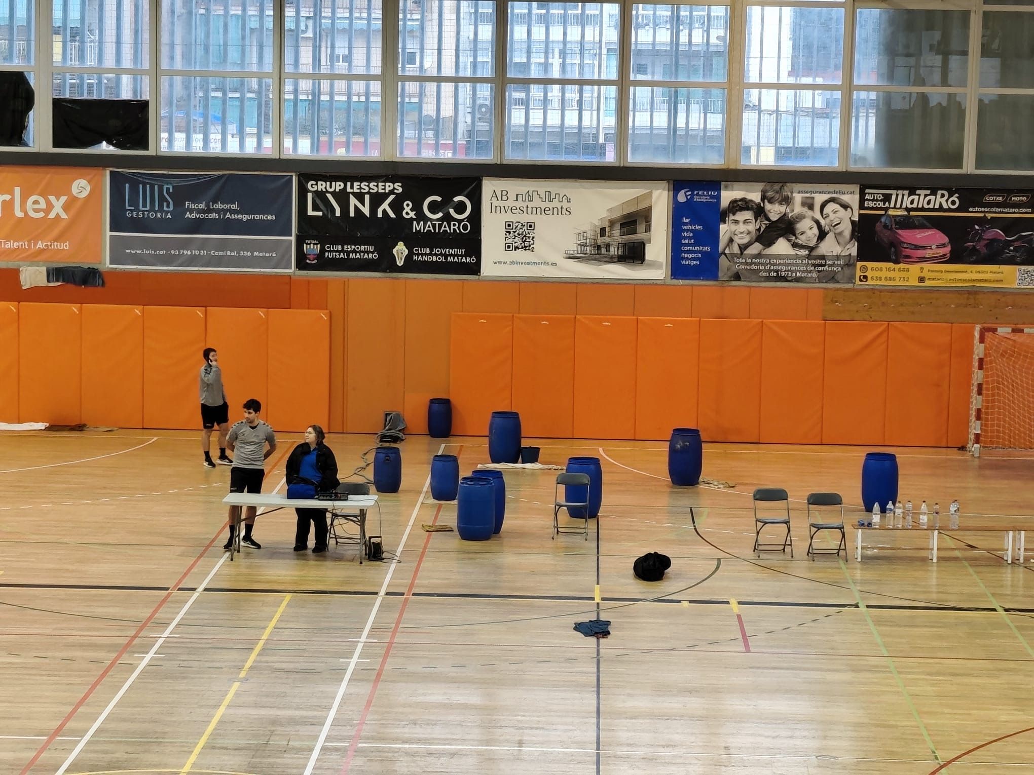 Partit ajornat del juvenil femení del Joventut i catorze cubells a la pista per recollir aigua de les goteres.