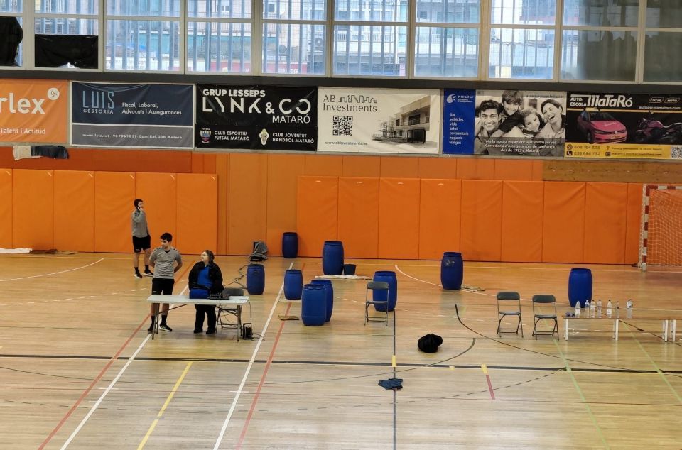 Partit ajornat del juvenil femení del Joventut i catorze cubells a la pista per recollir aigua de les goteres.