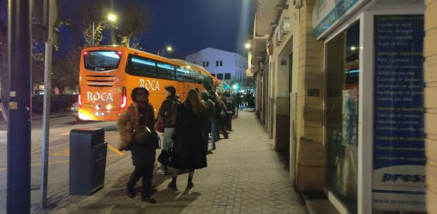 Colas y refuerzos en el bus a Barcelona