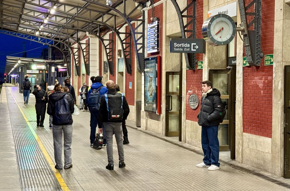 L'estació de Rodalies de Mataró, amb usuaris esperant trens que no circulen. Foto: ACN