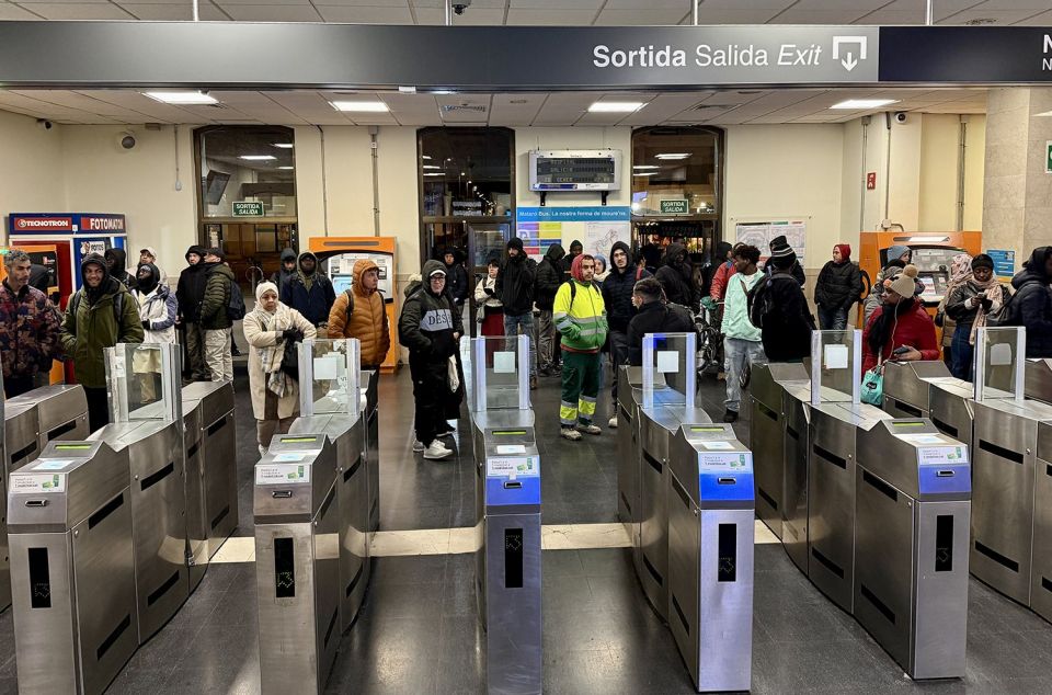 Usuariis esperant rere els torns de l'Estació de Mataró. Foto: ACN