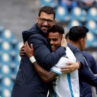 Espigares s’abraça a un dels seus jugadors després d’un gol