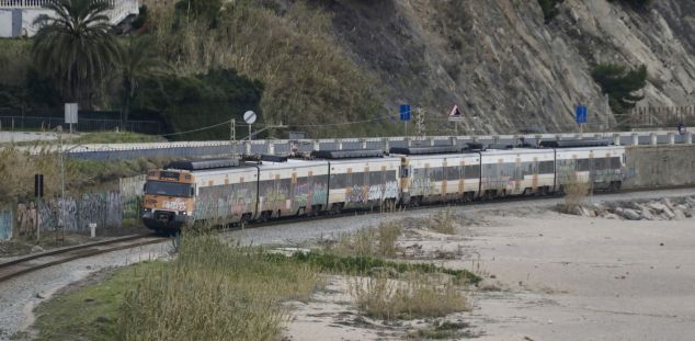 Un tren al seu pas per Arenys, en via única. Foto: ACN