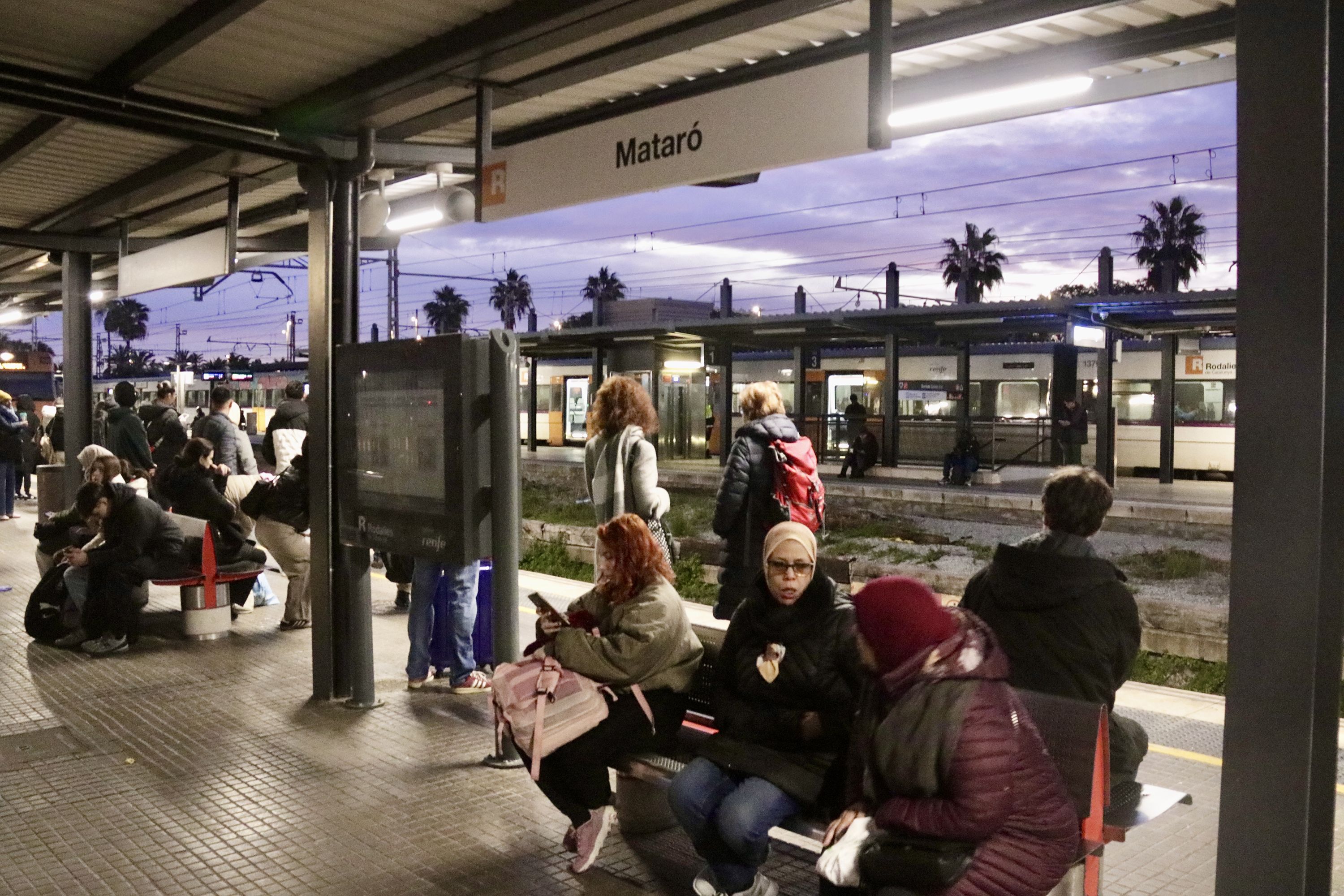 Gente en las andanas de la Estación de Mataró