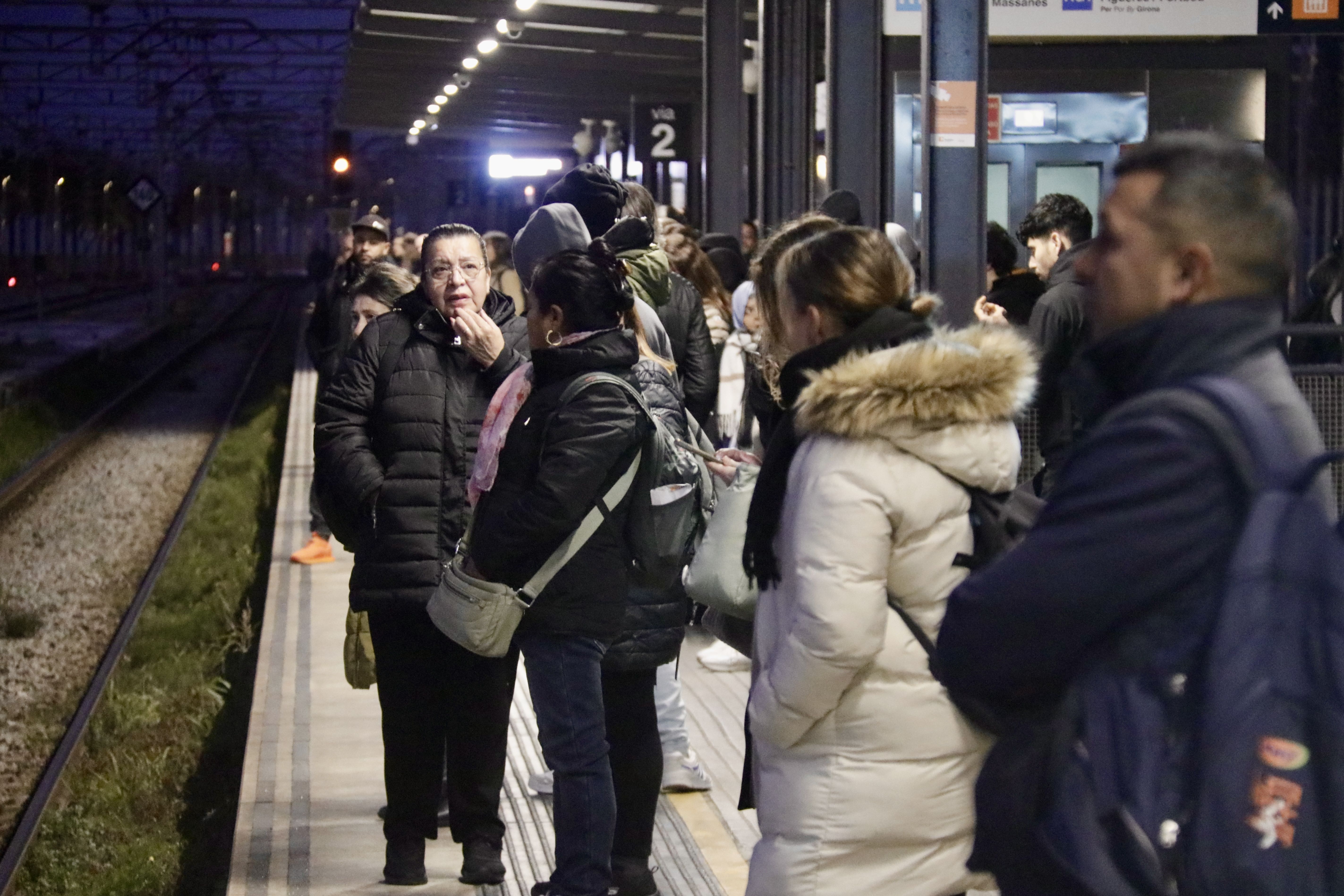 Passatgers esperant el tren a l'Estació de Mataró. Foto: ACN Passatgers esperant el tren a l'Estació de Mataró. Foto: ACN