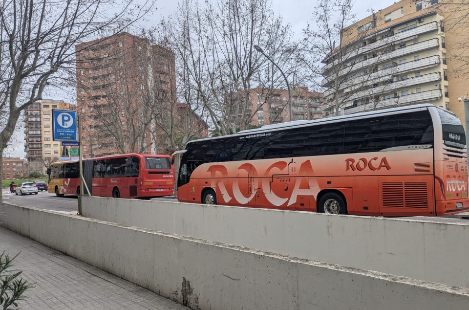 Autobuses en el Camí de la Geganta de Mataró, con destino a Barcelona