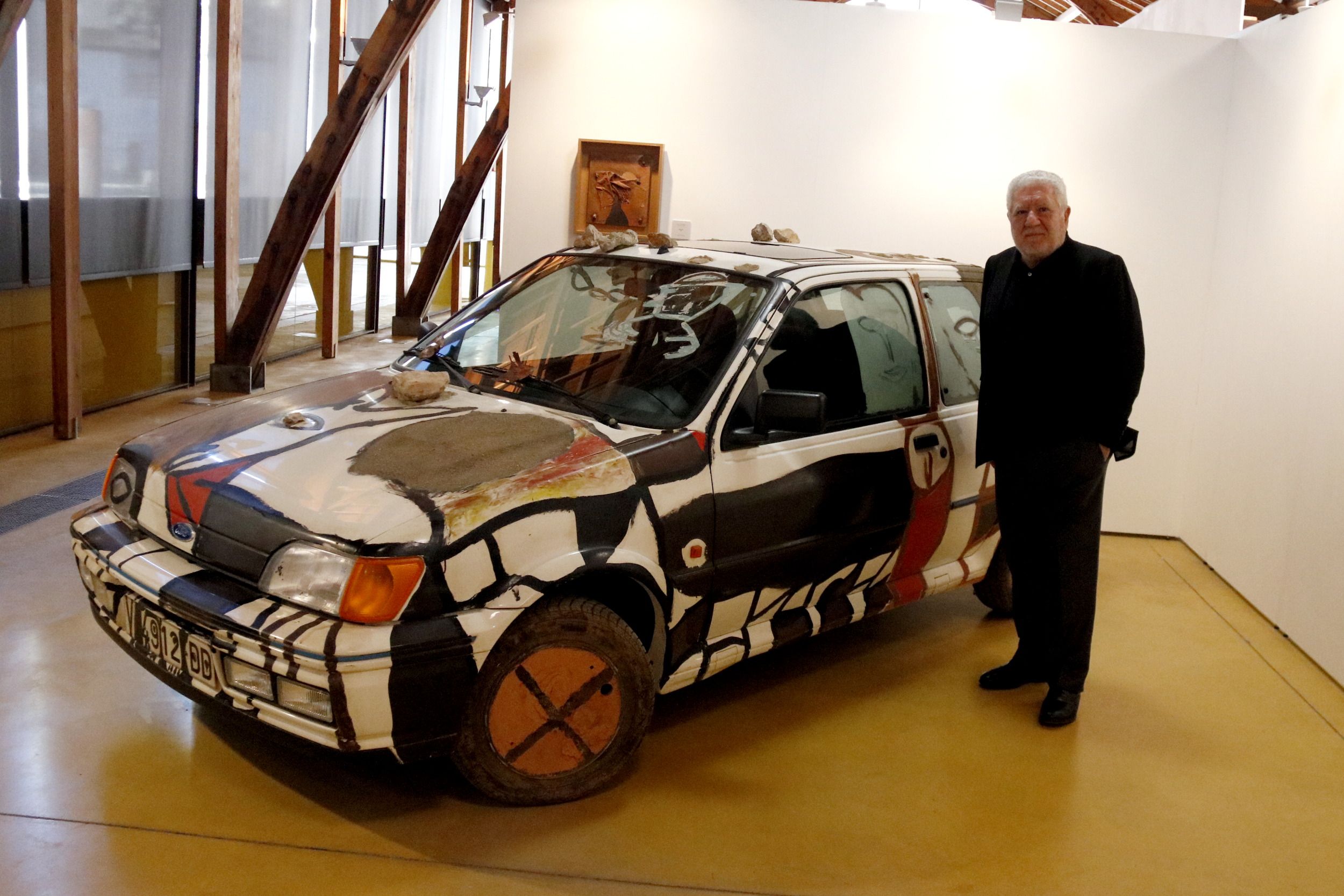 Bassat, al costat del vehicle pintat per Josep Guinovart. Foto: ACN