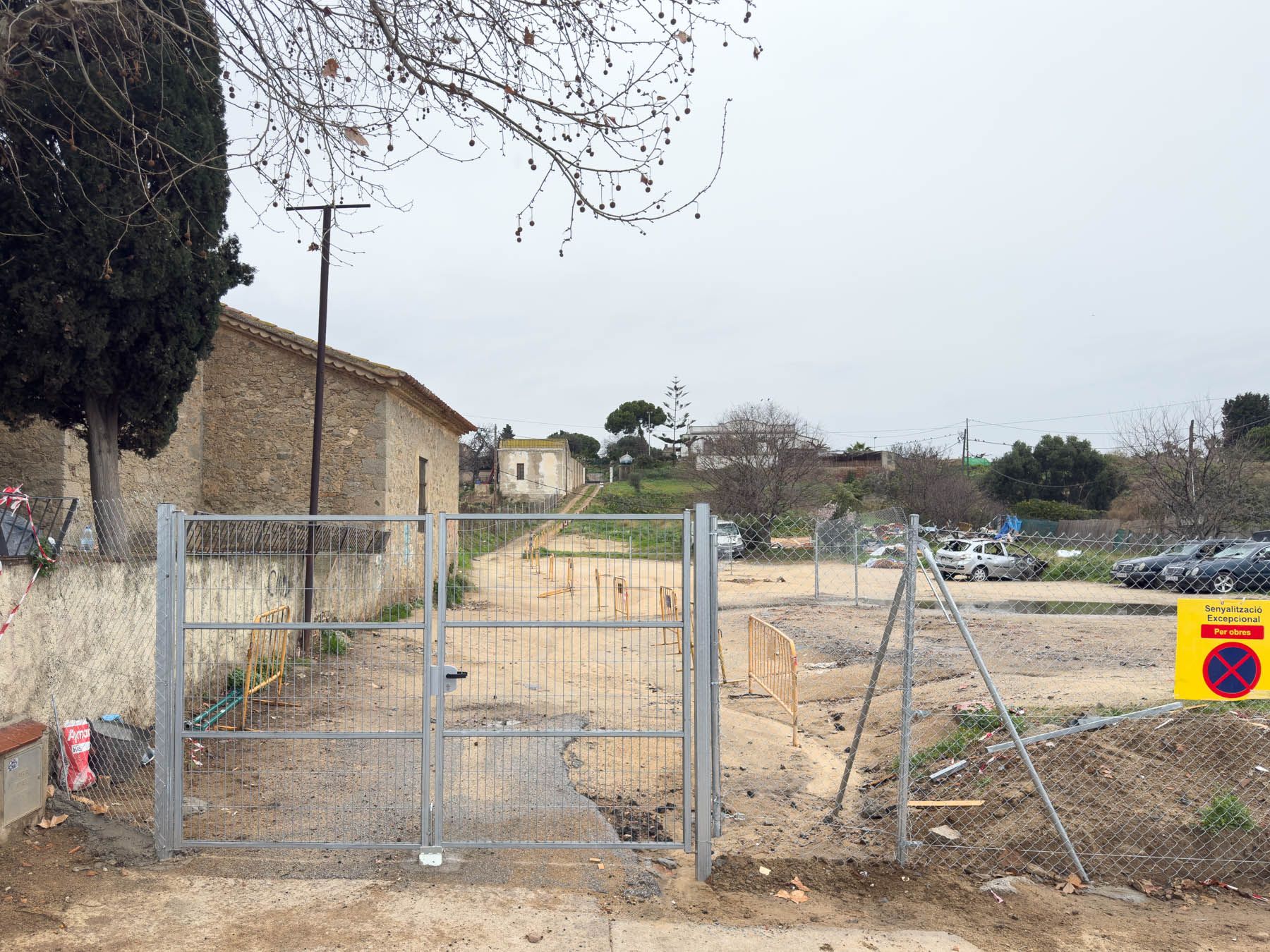La tanca al solar que barra el pas a la família