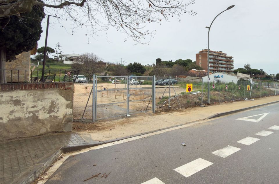 La tanca que els barra el pas. Foto: R. G. La tanca que els barra el pas. Foto: R. G.