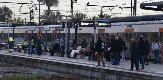 Passatgers a l'andana de l'Estació de Mataró. Foto: ACN