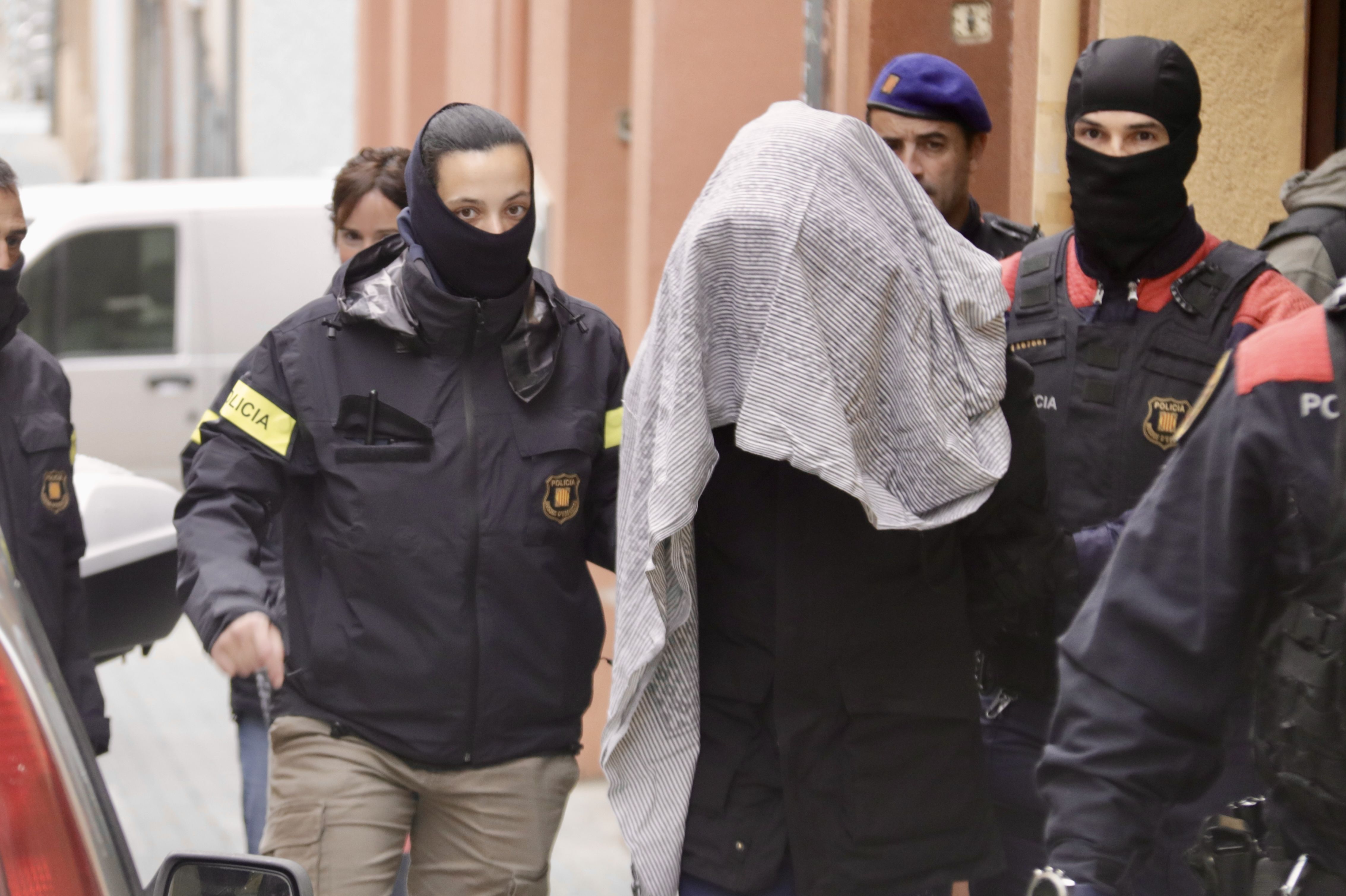 El detingut al barri de Cerdanyola de Mataró. Foto: ACN