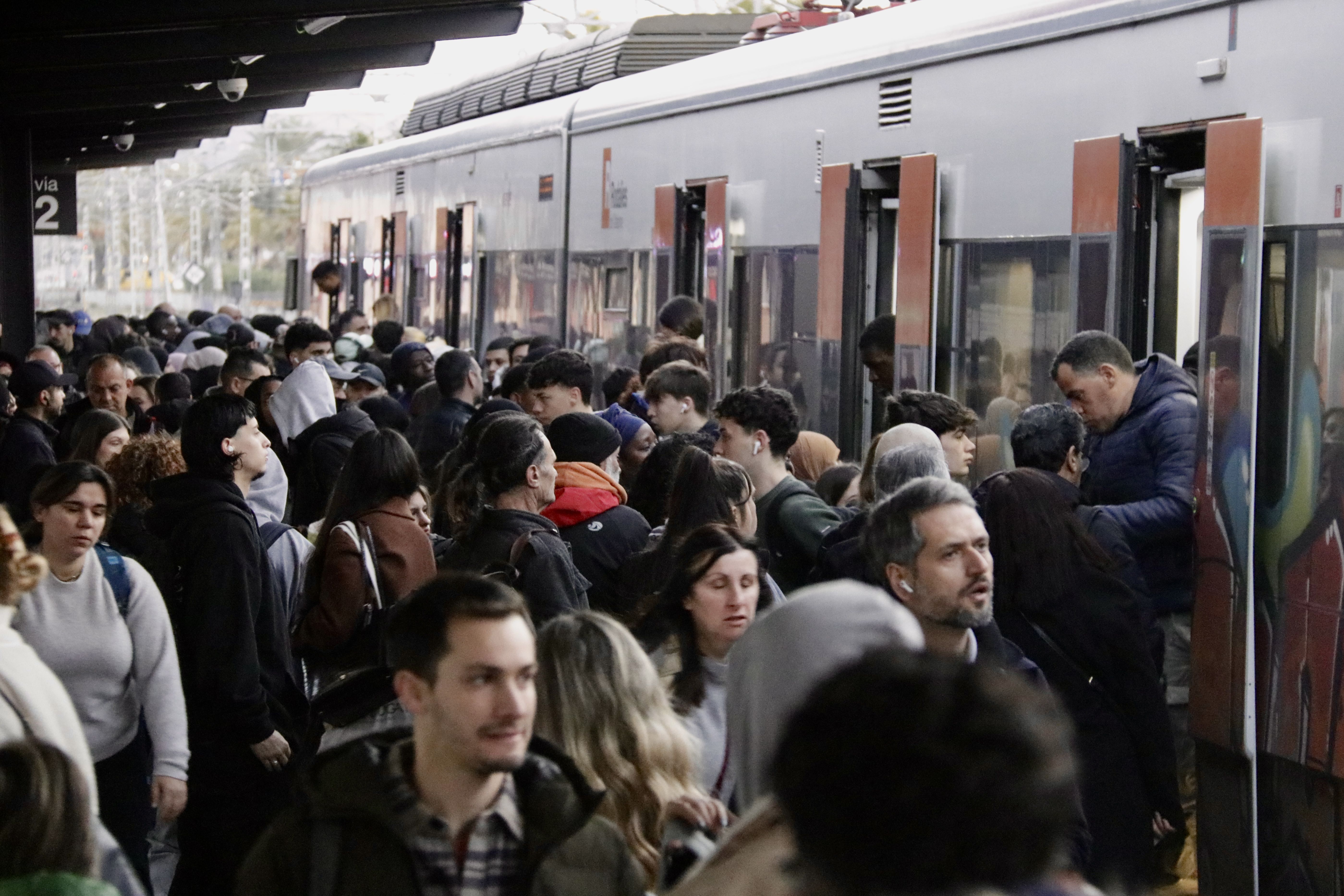 Aglomeracions a l'estació de Rodalies de Mataró aquest dimarts. Foto: ACN