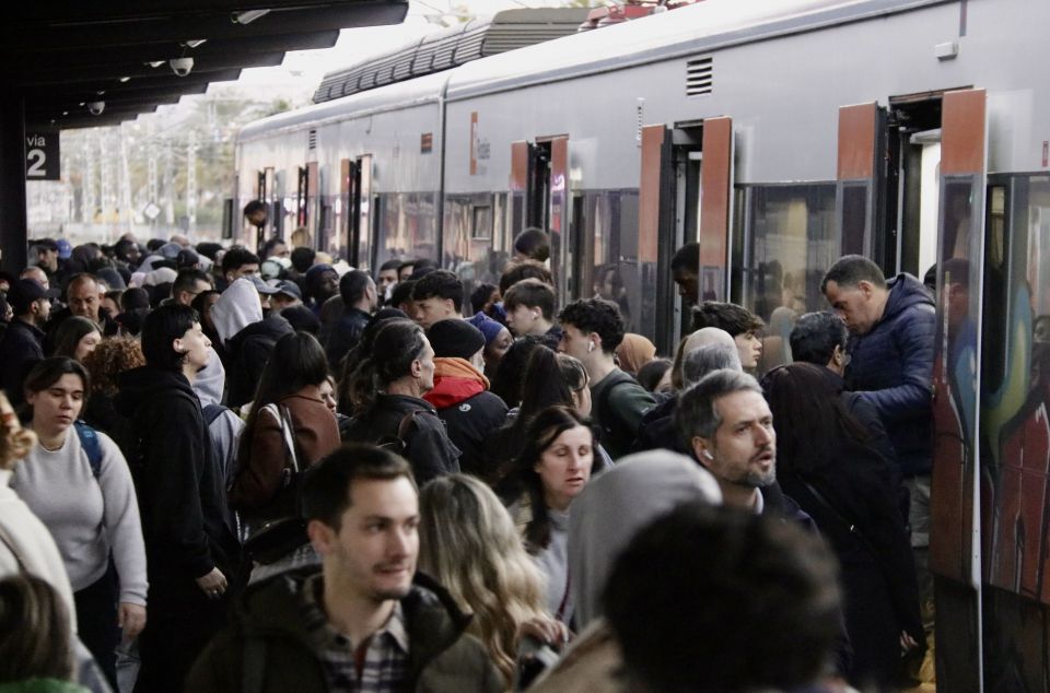 Aglomeraciones en la estación de Rodalies de Mataró este martes. Foto: ACN Aglomeraciones en la estación de Rodalies de Mataró este martes. Foto: ACN