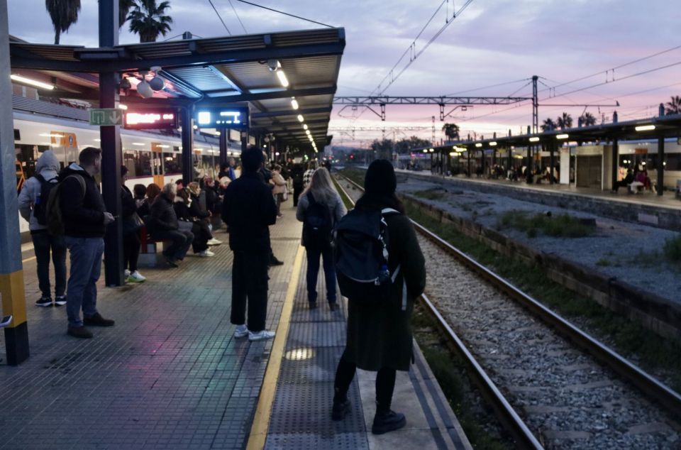 Esperant a l'andana a l'estació de Mataró