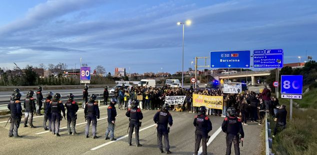 Gran desplegament policial al tall de l'autopista. Foto: ACN