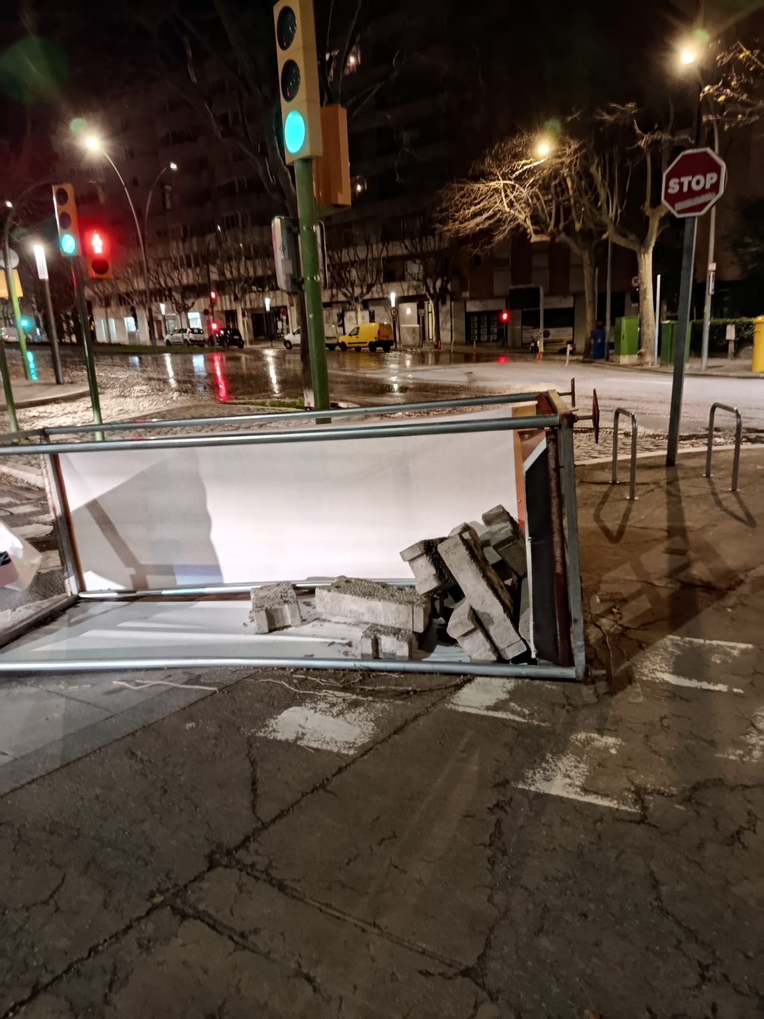 Totem publicitari caigut al Camí de la Geganta Totem publicitari caigut al Camí de la Geganta