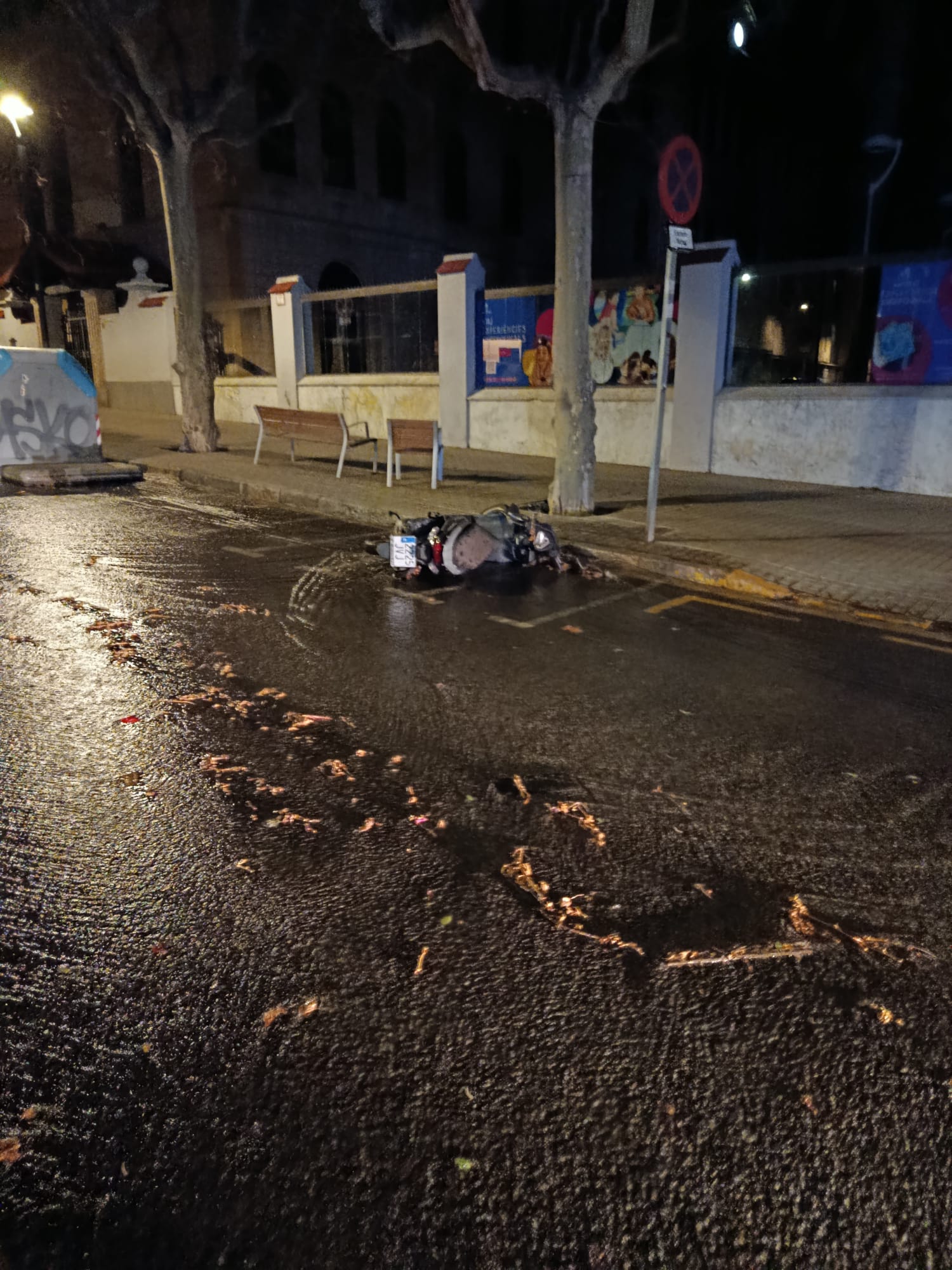 Un col·lector provoca una fuga i una motocicleta a terra Un col·lector provoca una fuga i una motocicleta a terra