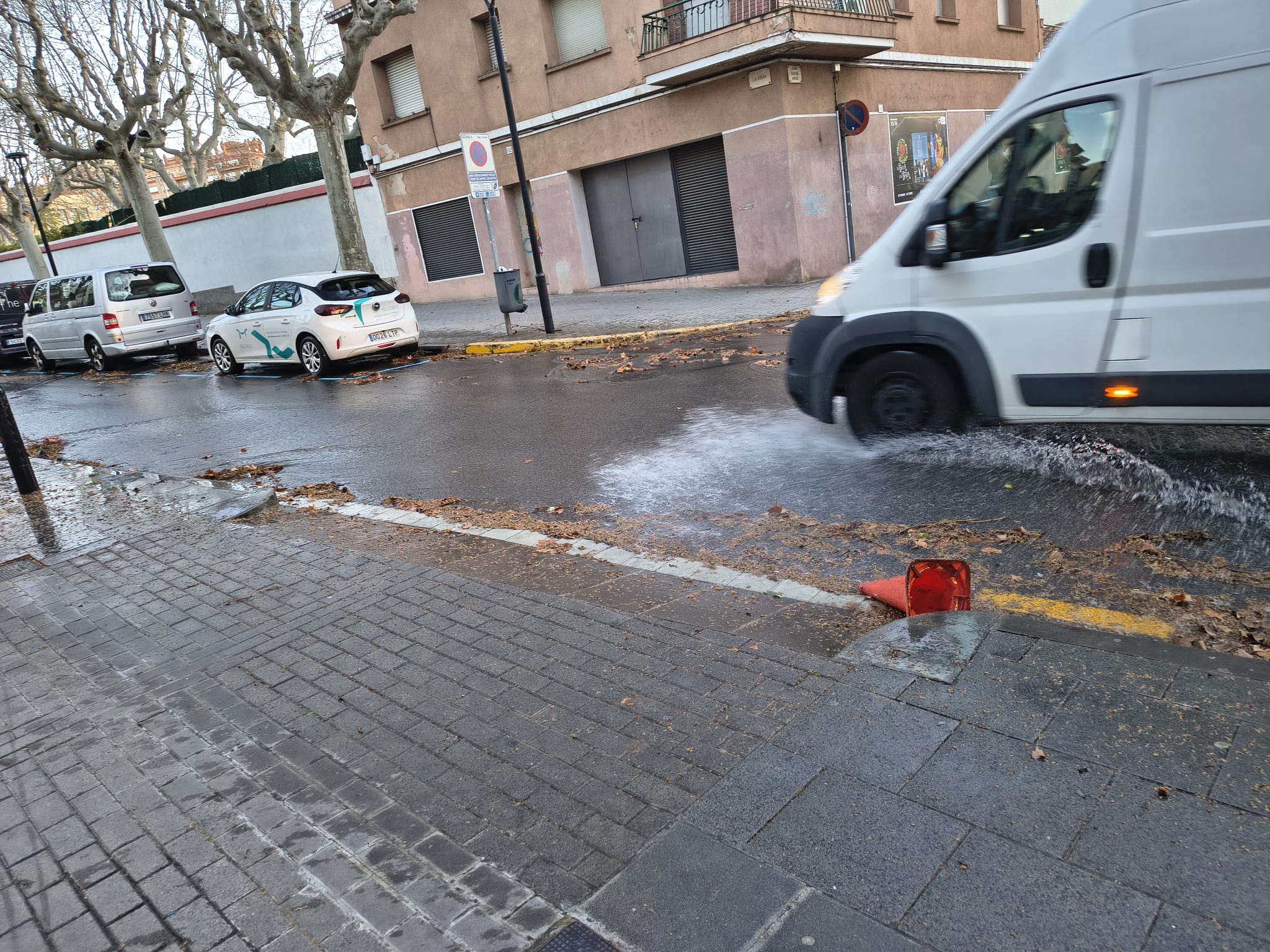 La fuga d'aigua fa 'baixar' la Riera La fuga d'aigua fa 'baixar' la Riera