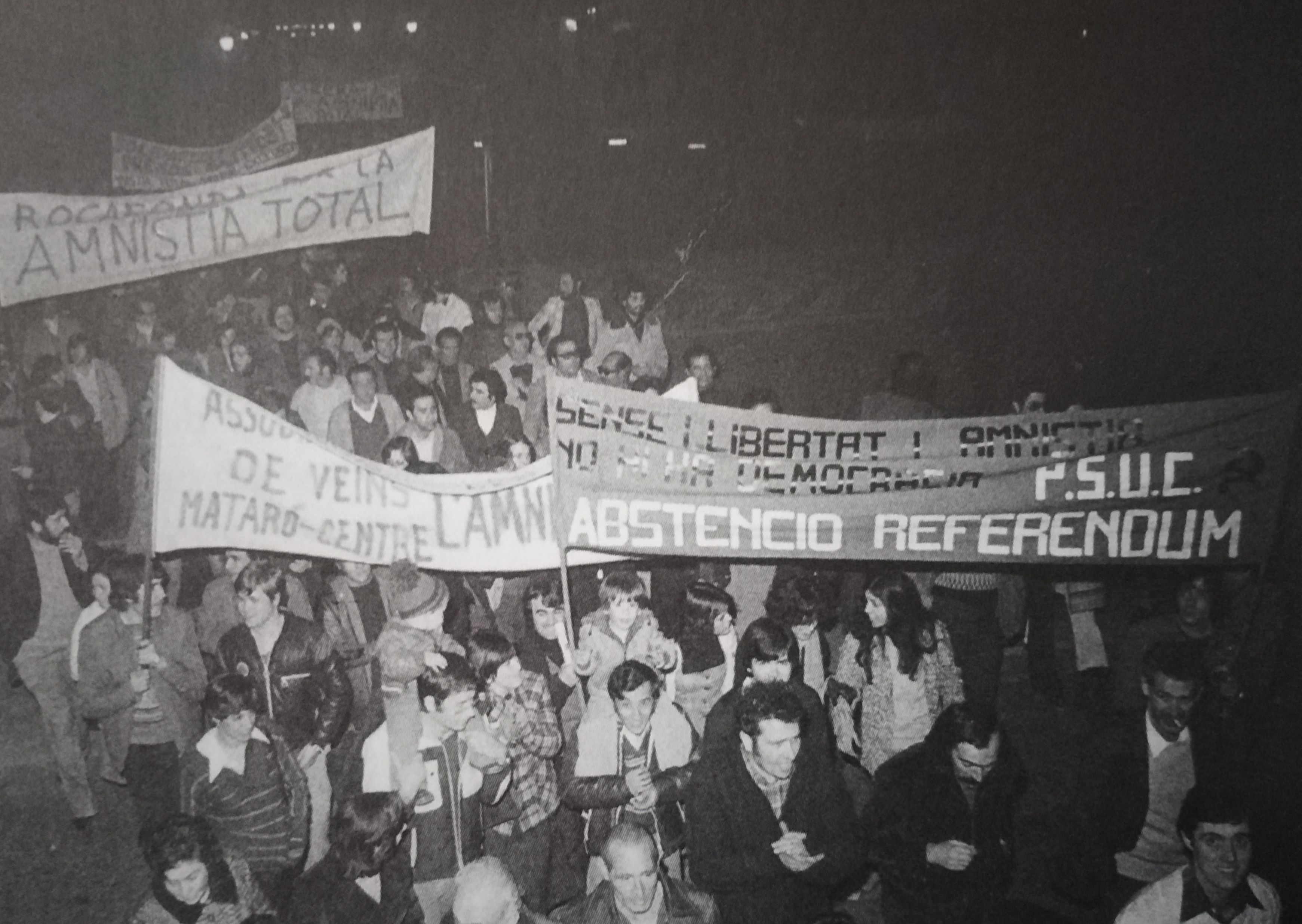 Manifestació per l'amnistia del mes de desembre a Mataró, en què es pot veure una pancarta del PSUC en què es demana l'abstenció al referèndum per a la Reforma Política. Foto: Enric Quintana