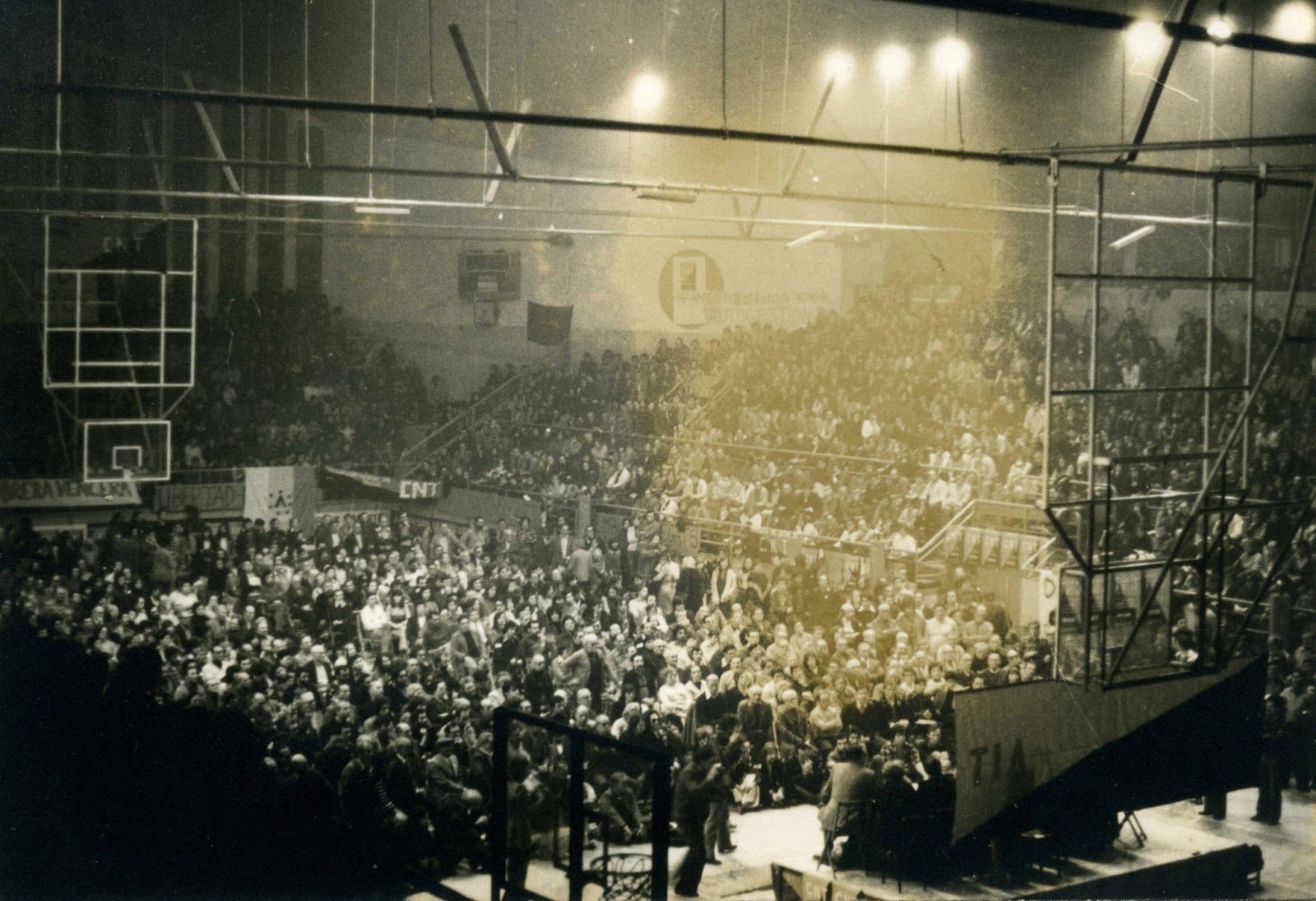 Una instantània del míting de la CNT a Mataró, el 30 d'octubre de 1976. Foto: Enric Quintana