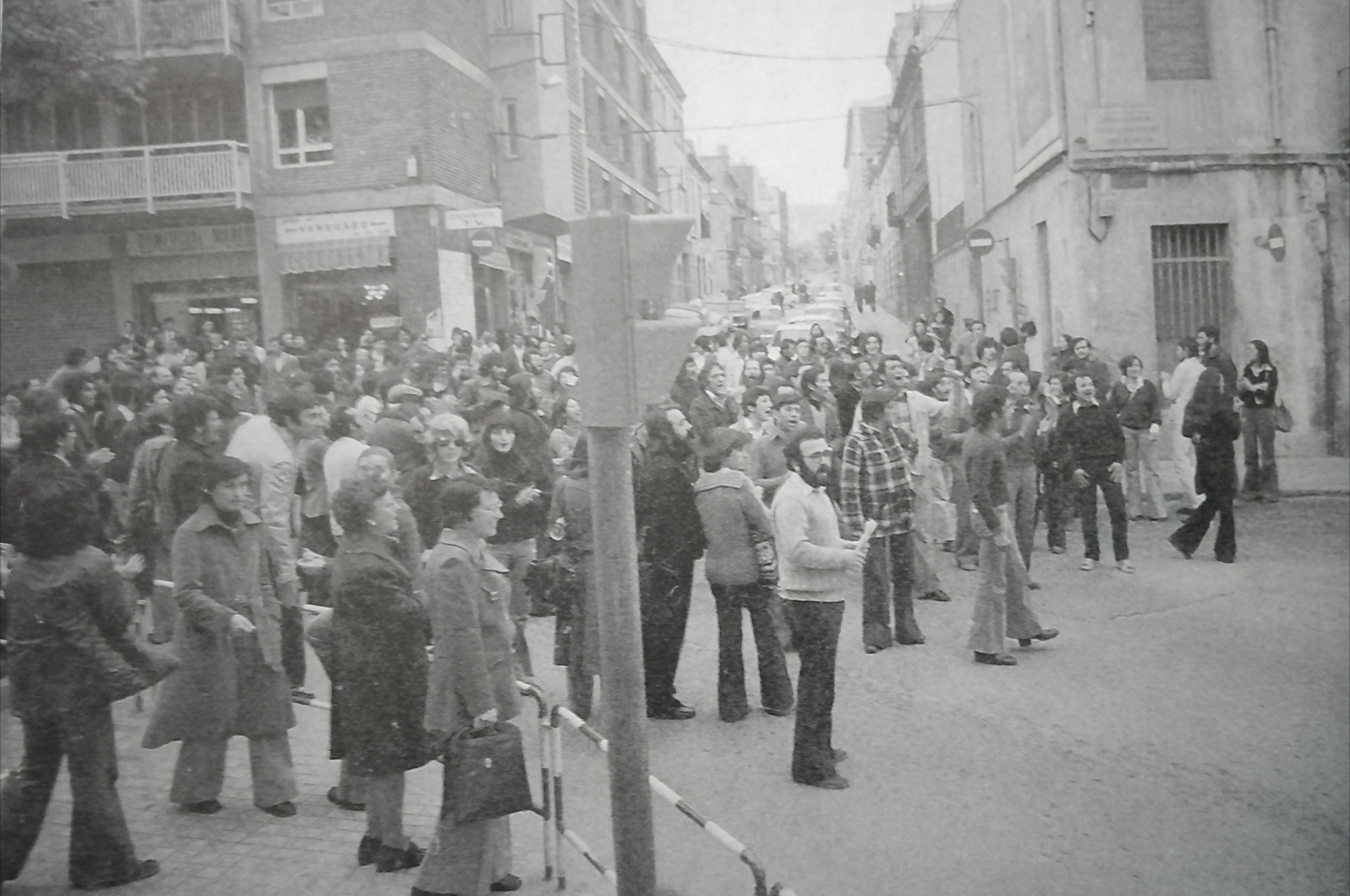 Concentració en motiu del Primer de Maig, al carrer d'Argentona. Foto: Enric Quintana