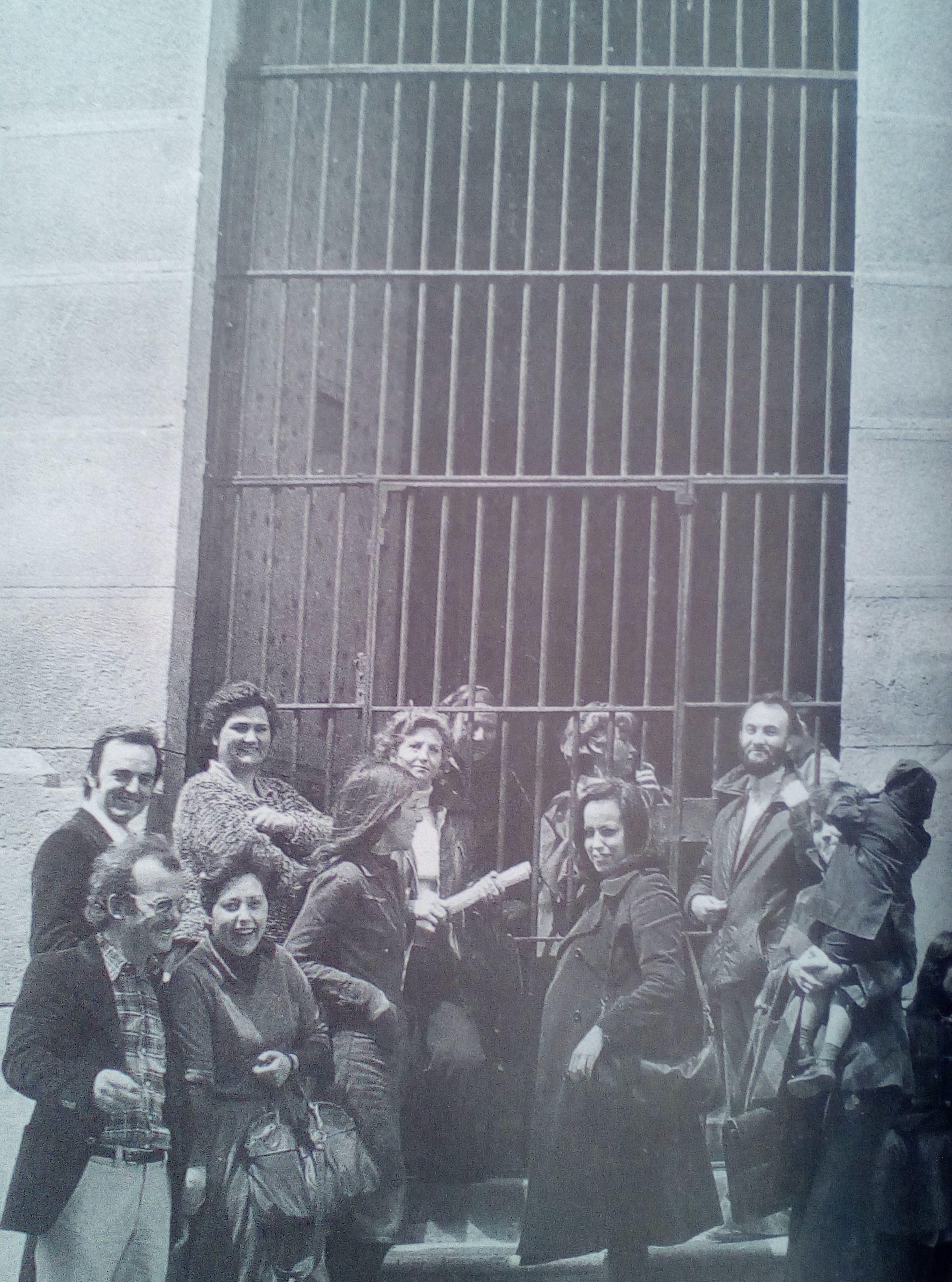 Militants antifranquistes, a les portes de la Presó de Mataró, esperant l'alliberament de companys de lluita que van ser detinguts en motiu del Primer de Maig. Foto: Enric Quintana