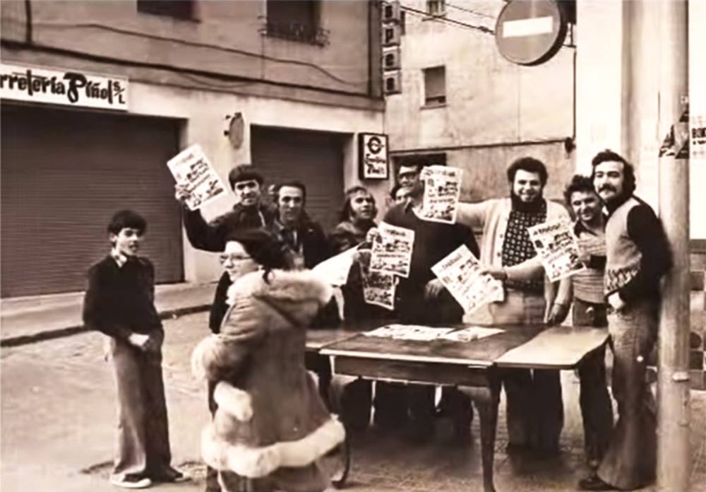 Militants del PSUC, repartint exemplars de Treball al carrer Rosselló. Foto: PSUC Mataró