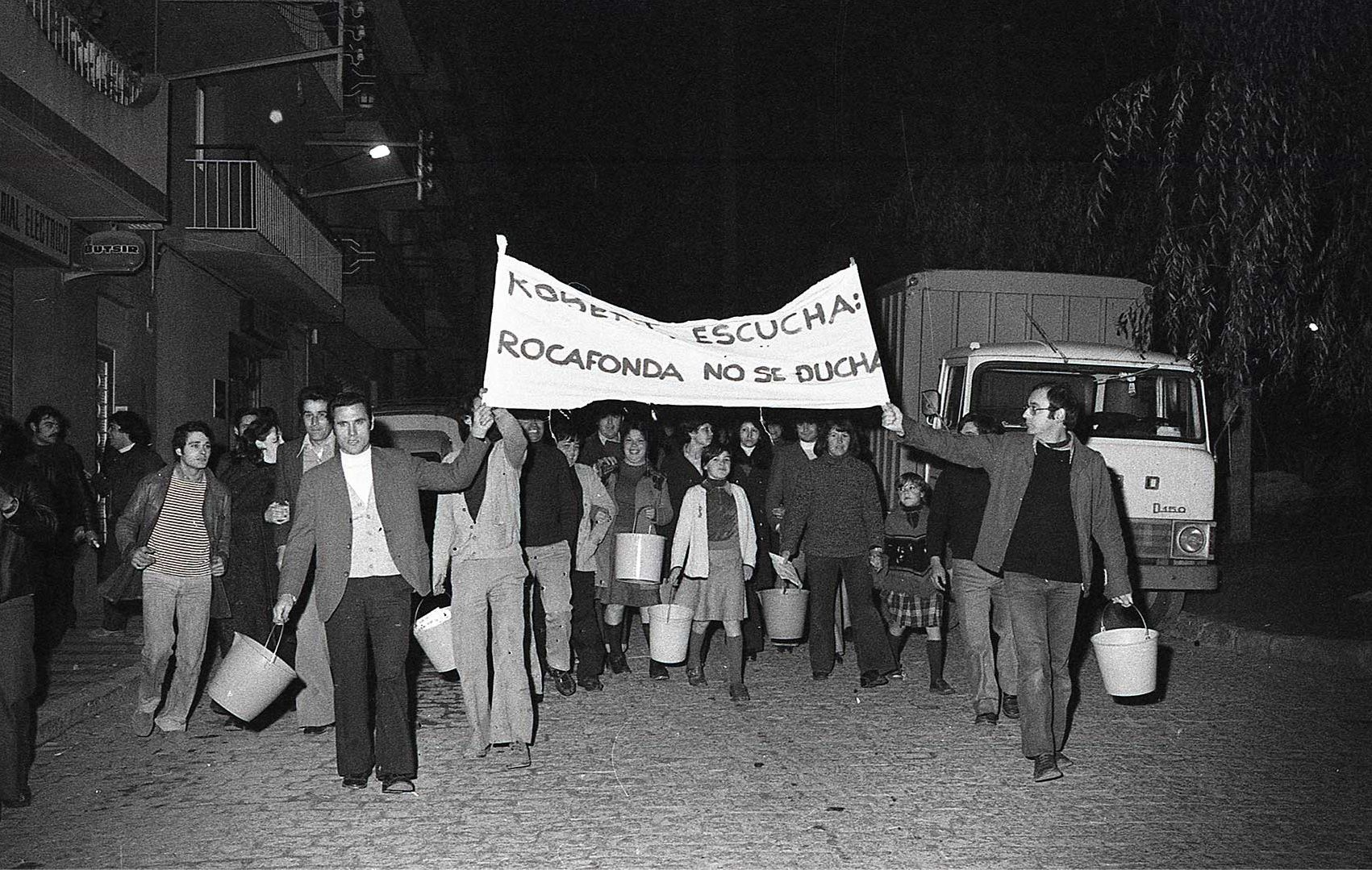 Mobilització a Rocafonda pel subministrament d'aigua al barri. Foto: Enric Quintana