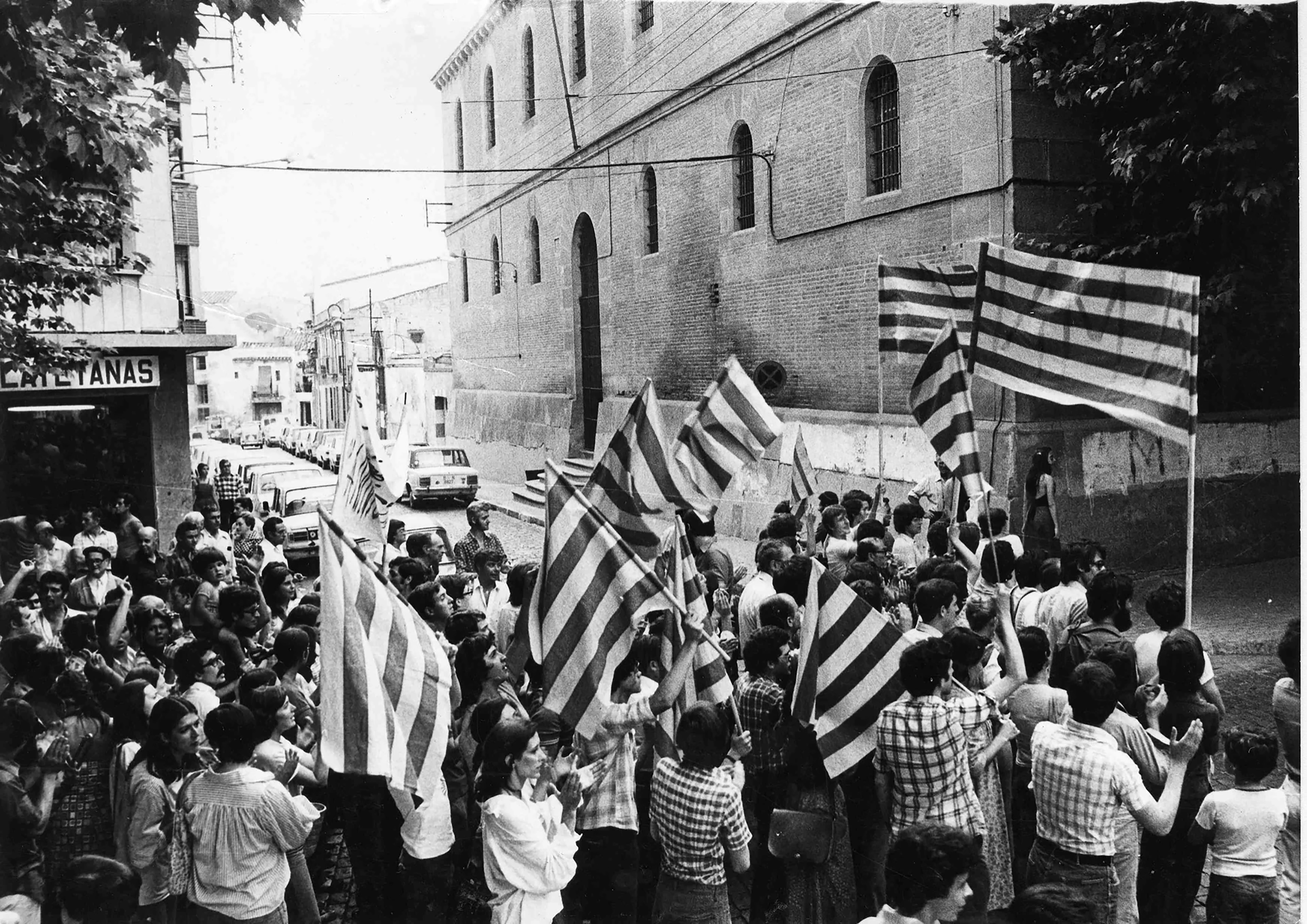 Una imatge de la manifestació per l'amnistia del 19 de juny de 1976 a Mataró, per la Riera a l'alçada de la Presó. Foto: Enric Quintana