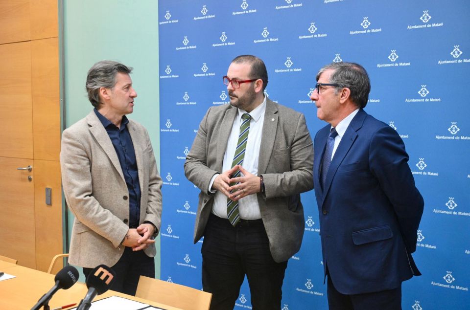 D'esquerra a dreta, el regidor Miquel Àngel Vadell, l'alcalde David Bote i l'advocat Carles Monguilod