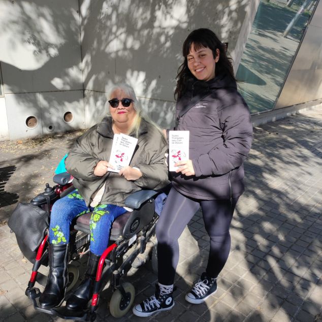 Repartint tríptics per als usuaris Repartint tríptics per als usuaris