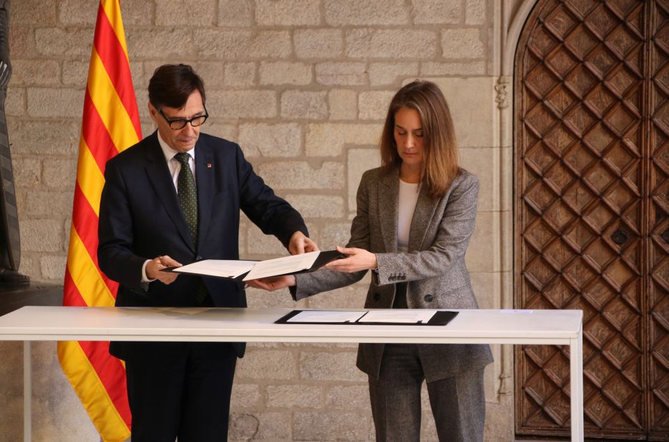 La firma del pacto entre el Presidente de la Generalitat, Salvador Illa y la líder de los Comuns Jessica Albiach