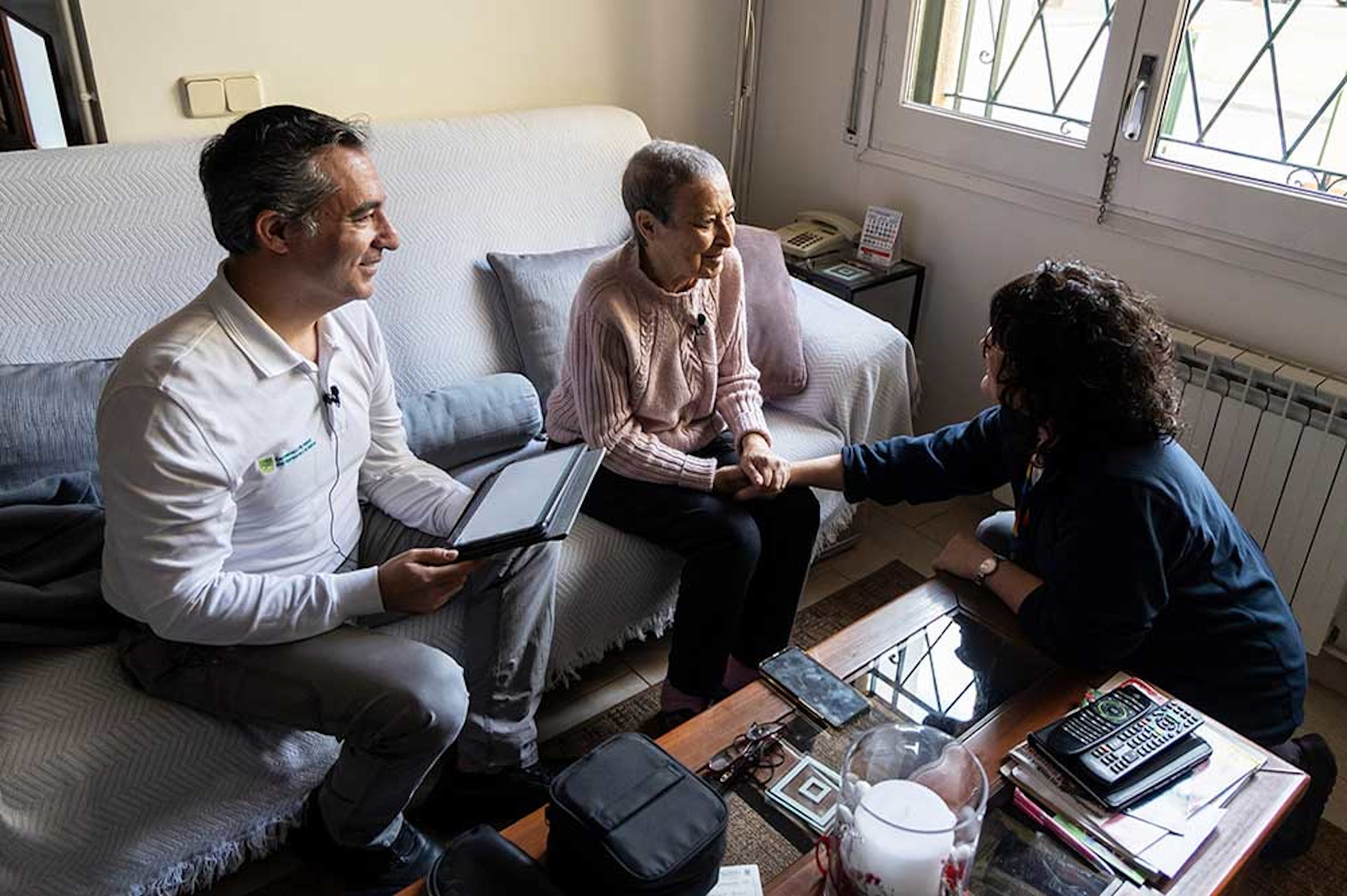 Equip d'atenció domiciliària vistant una pacient. Foto: ACN