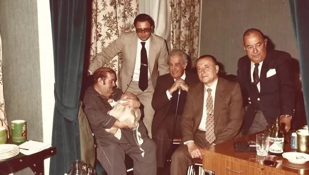 Fotografía de García Carrés durante su estancia en la clínica Covesa, con Antonio Muñoz Perea, José Antonio Girón, Blas Piñar y el teniente general Carlos Iniesta. Fuente: El Debate