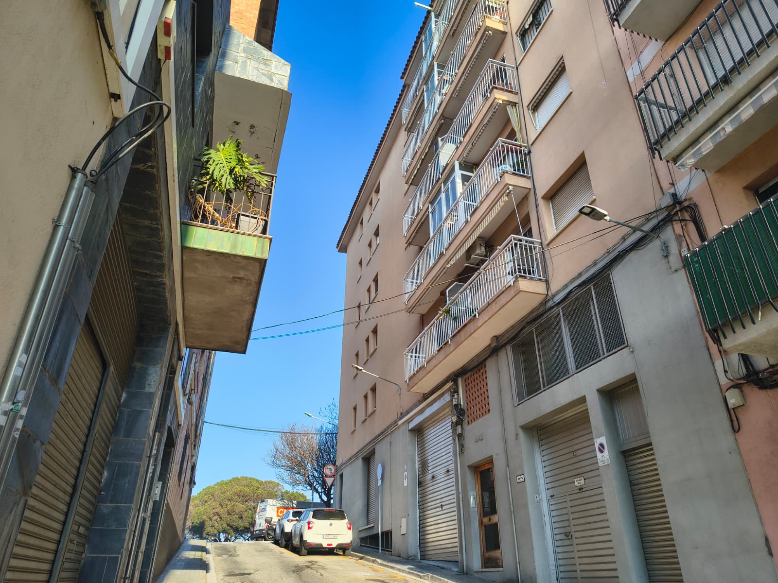 El bloc d'habitatges on s'han produït els fets