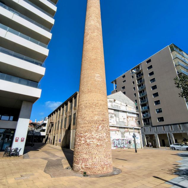 La chimenea de la fábrica, punto de referencia en el frente marítimo La chimenea de la fábrica, punto de referencia en el frente marítimo