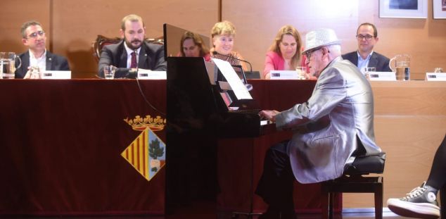 Pere Gonzàlez tocant el piano en l'acte. Foto: Aj Mataró