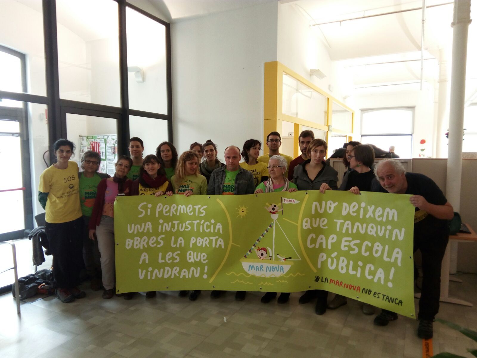 Manifestantes a Servicios Territoriales. Foto: Arran