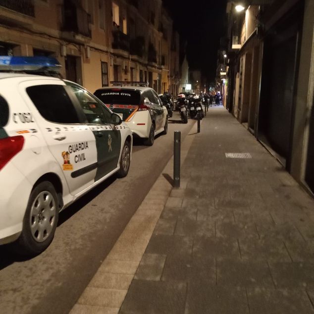 Operació policial al carrer de Cuba. Foto: Cedida
