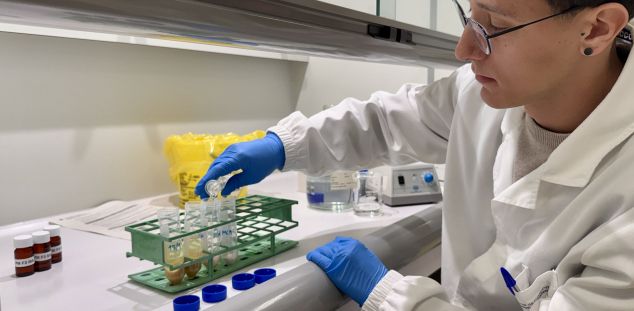 Analitzant mostres al laboratori. Foto: ACN