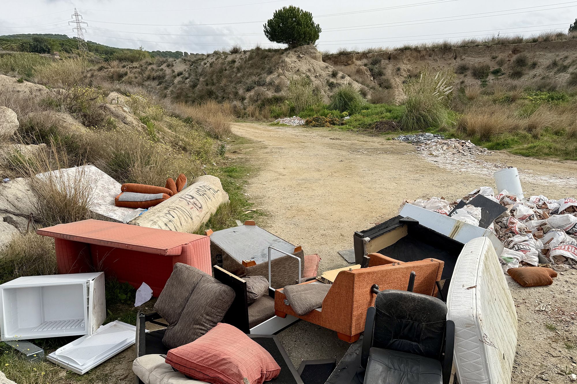 Residus abandonats a l'entorn de Mataró. Foto: ACN
