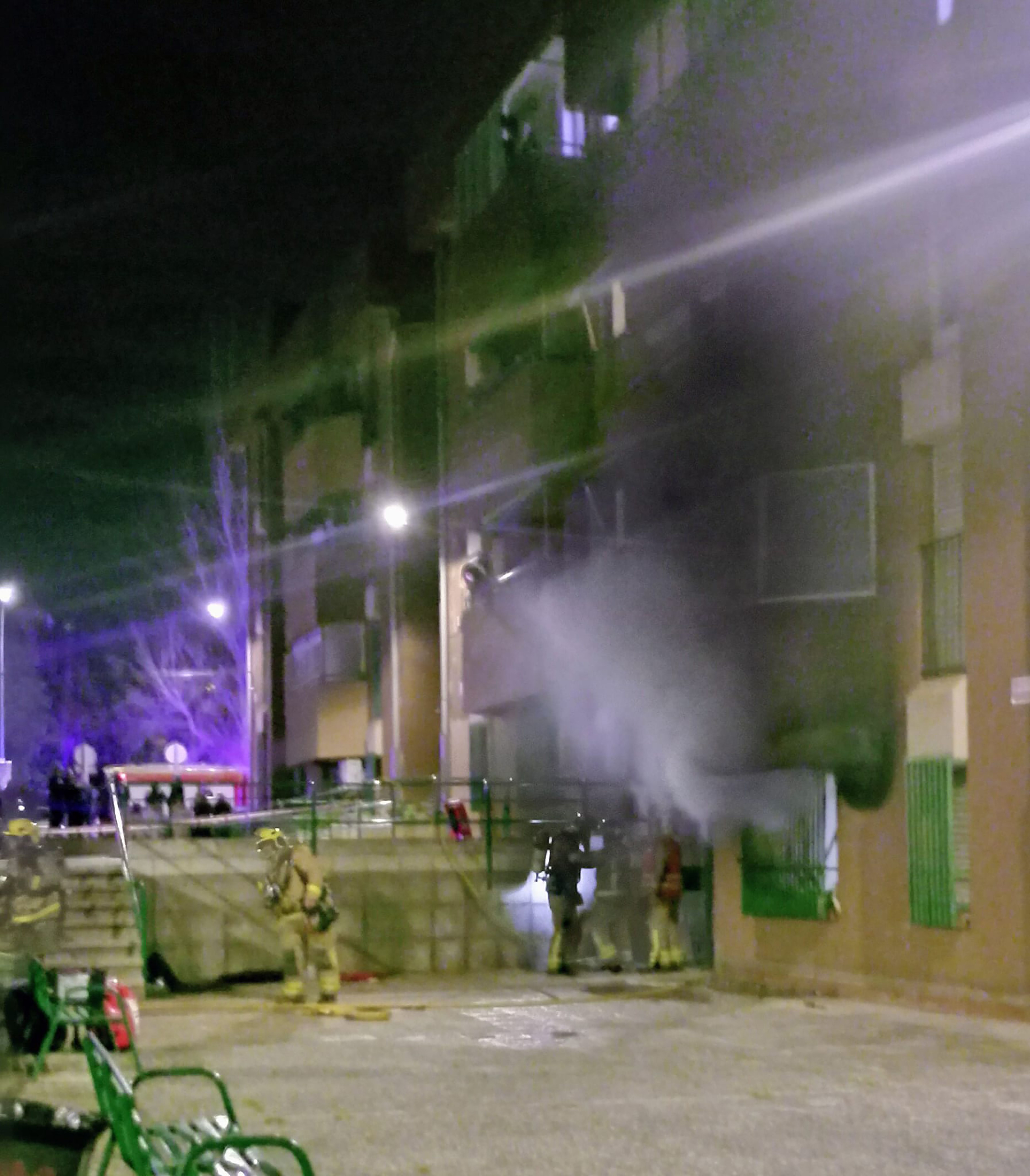 L'incendi al Passatge de Jaume II el Just, al Pla d'en Boet de Mataró. Foto: cedida